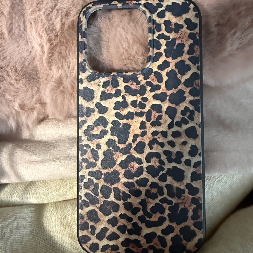Cheetah Print Shockproof Silicone iPhone 14 Pro Case - Picture 2 of 2